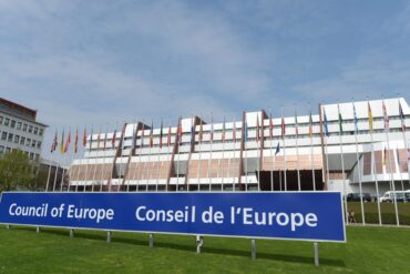 Der Europarat hat seinen Hauptsitz in Straßburg. Zu den 46 Mitgliedern gehören alle Länder der EU, aber auch Großbritannien oder die Türkei.