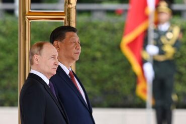 Russlands Präsident Wladimir Putin (l) ist für ein Treffen mit Chinas Staatschef Xi Jinping nach Peking gereist.