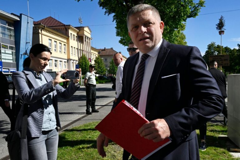 Robert Fico kurz vor dem Attentat in Handlova. Der Stellvertreter des Regierungschefs sagt, sein Zustand habe sich «stabilisiert, ist aber weiterhin ernst».