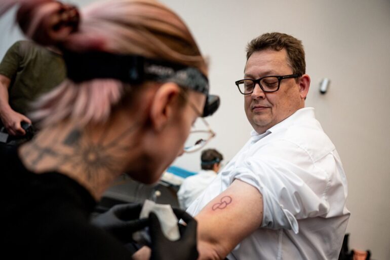 Stefan Schwartze lässt sich ein Organspende-Tattoo stechen.