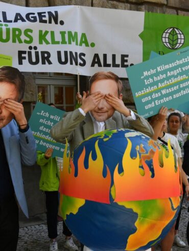 Vor dem Oberverwaltungsgericht Berlin-Brandenburg protestierten Aktivisten der Deutschen Umwelthilfe.