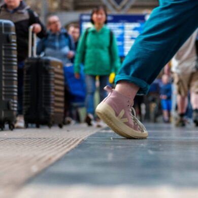 Reisende sind im Frankfurter Hauptbahnhof unterwegs: Die Deutsche Bahn rechnet über das gesamte Pfingstwochenende mit vollen Zügen.