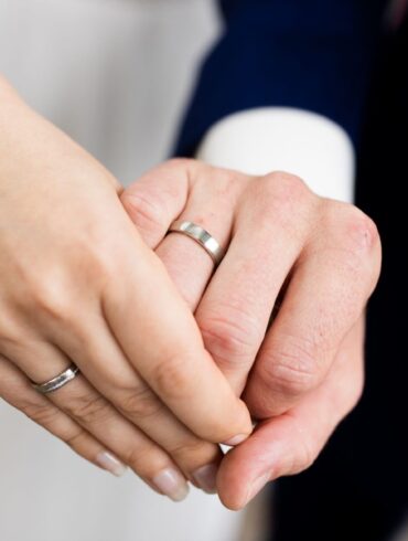 Ein gemeinsamer Doppelname nach der Hochzeit: Ab Mai 2025 soll das möglich sein.