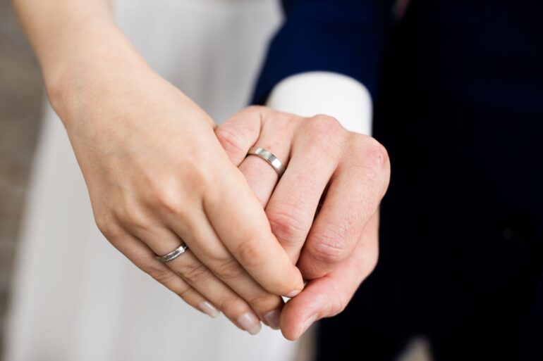 Ein gemeinsamer Doppelname nach der Hochzeit: Ab Mai 2025 soll das möglich sein.