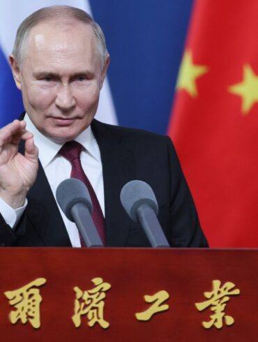 Dieses von der staatlichen russischen Nachrichtenagentur Sputnik via AP veröffentlichte Foto zeigt Wladimir Putin während eines Gesprächs mit Studenten des Harbin Institute of Technology in Harbin.