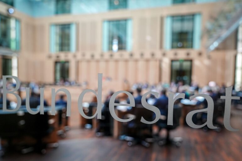 Der Treibhausgasausstoß soll künftig sektorenübergreifend betrachtet werden - so hat es der Bundesrat gebilligt.