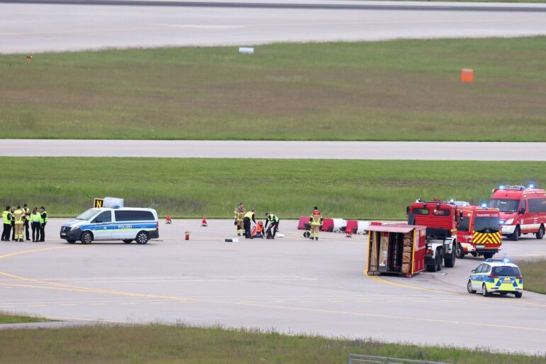 Einsatzkräfte von Polizei und Feuerwehr sind am Münchner Flughafen im Einsatz.