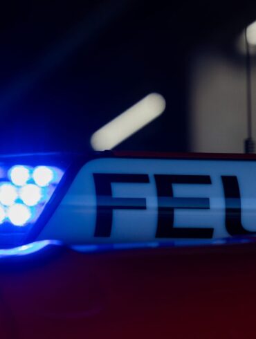Die Feuerwehr musste in Köln eine illegale Rave-Party beenden.