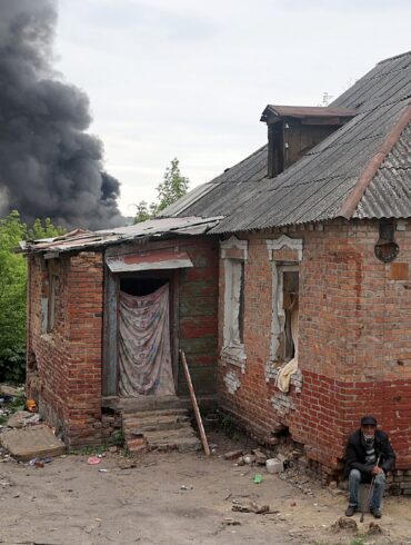 Nach dem Beschuss durch russische Truppen steigt hinter einem Haus in Charkiw eine Rauchsäule auf.