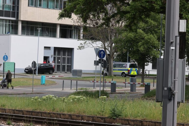 Ein Polizeifahrzeug steht vor dem Klinikum in Erfurt.