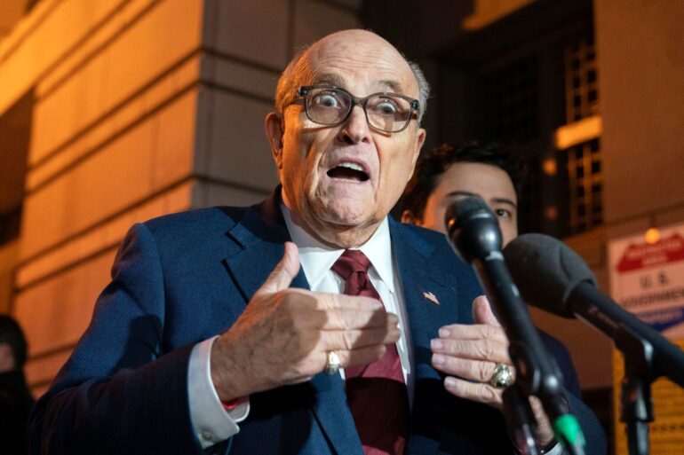 Rudy Guiliani, Ex-Anwalt von Donald Trump, wurde über seine Anklage im Verfahren um Wahlbetrug informiert.