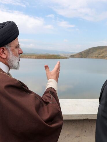 Der iranische Präsident Ebrahim Raisi (l) und sein aserbaidschanischer Amtskollege Ilham Aliyev bei der Einweihung des Staudamms von Qiz Qalasi an der iranisch-aserbaidschanischen Grenze.