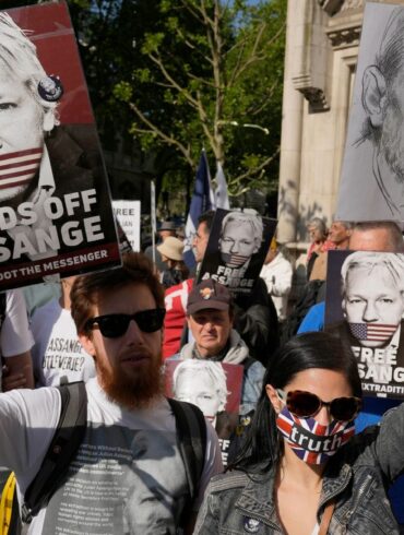 Unterstützer von Julian Assange demonstrieren vor dem Londoner High Court.