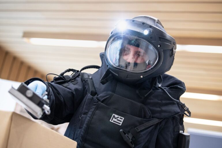 Ein Mitarbeiter der Technischen Sondergruppe (TSG) des Bayerischen Landeskriminalamtes sucht ein Paket mit einem Alpha-, Beta-, Gamma-Strahlendetektor ab: 2023 wurden 168 Fälle gemeldet, in denen strahlende Stoffe gestohlen wurden, verloren gingen oder anderweitig in falsche Hände gerieten.