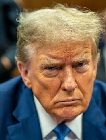 Der Vorwurf: Trump soll 130.000 Dollar Schweigegeld an eine Pornodarstellerin gezahlt und den Geldfluss danach falsch verbucht haben.