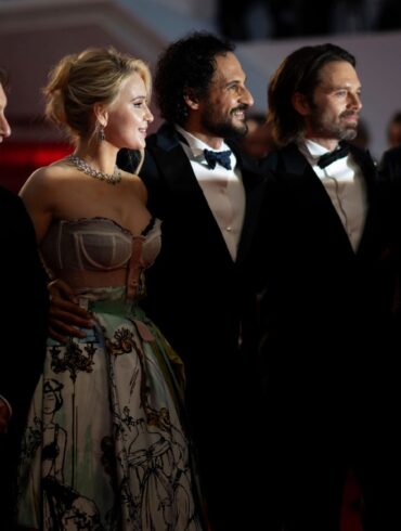 Gabriel Sherman (l-r), Maria Bakalova, Regisseur Ali Abbasi, Sebastian Stan und Martin Donovan nach der Premiere des Films «The Apprentice» in Cannes.