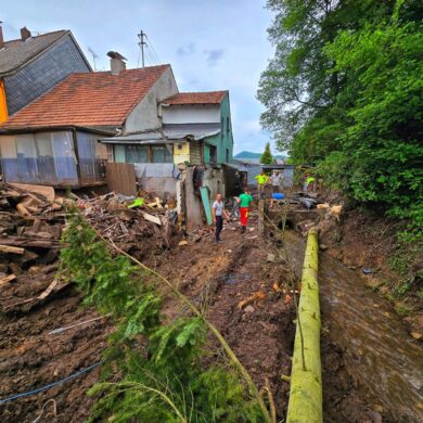 Aufräumarbeiten nach dem Hochwasser in Kirn-Sulzbach.
