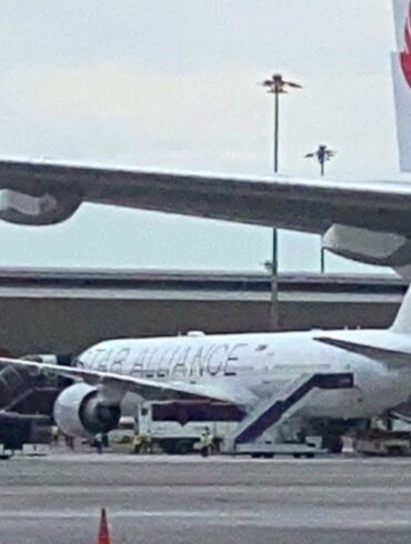 Die Boeing 777-300ER der Singapore Airlines auf dem Rollfeld, nachdem sie mit einer Notlandung n Bangkok gelandet war. .