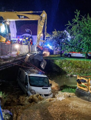 Mit einem Bagger musste dieser Kastenwagen im bayrischen Kastl geborgen werden.