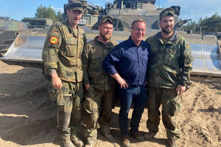 Bundesverteidigungsminister Pistorius mit Soldaten in Litauen.