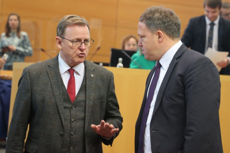 Thüringen Ministerpräsident Bodo Ramelow (l) reicht CDU-Kontrahent Mario Vogt die Hand.