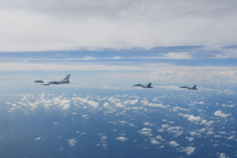 Chinesische Kampfflugzeuge in der Luft: China startet die wohl größte Militärübung seit etwa einem Jahr.