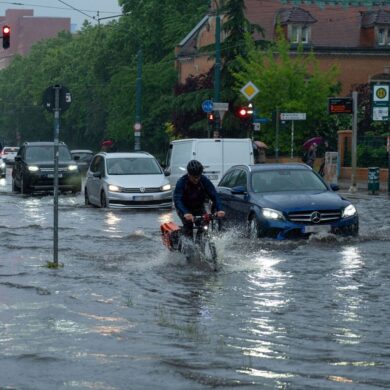 In Brandenburg gab es überschwemmte Straßen, vollgelaufene Keller und abgebrochene Äste - das Unwetter verlief allerdings glimpflich.