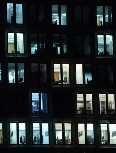 Laut einer Studie sind Büro-Jobs durch KI starken Veränderungen ausgesetzt.