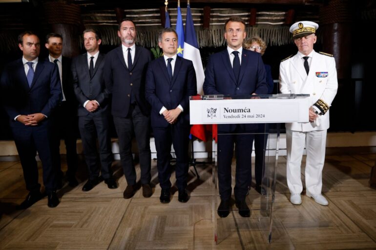Der französische Präsident Emmanuel Macron (2.v.r) hält eine Rede in der Residenz des Hochkommissars von Neukaledonien.