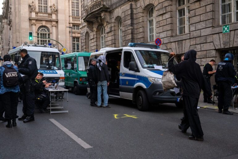 Die Polizei hat die Besetzung eines Gebäudes der Berliner Humboldt-Universität für beendet erklärt.