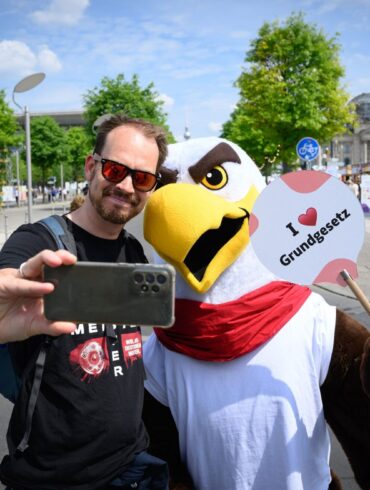 Besucher Bastian aus Bergisch-Gladbach macht mit «Freddi dem Familienadler» ein Selfie: Andenken an die Feier für das Grundgesetz.