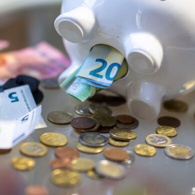 Laut einer Umfrage will oder kann fast jeder fünfte Erwachsene in Deutschland kein Geld auf die hohe Kante legen.