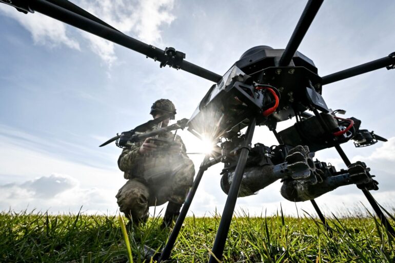 Ein Soldat startet eine Drohne, ein ukrainisches unbemanntes Kampfflugzeug (UCAV).