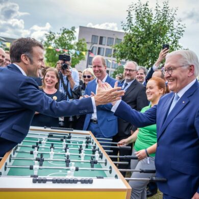 Auf eine Runde Tischkicker: Der französische Präsident Emmanuel Macron gemeinsam mit Bundespräsident Frank-Walter Steinmeier beim Demokratiefest in Berlin.