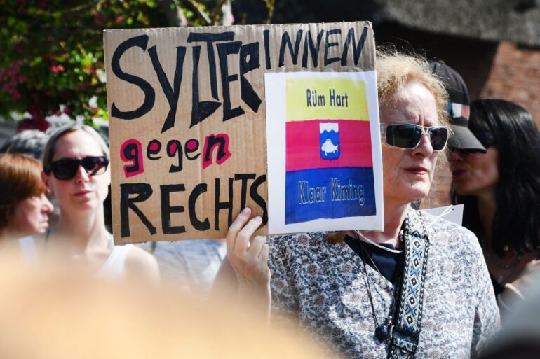 Dutzende Menschen versammeln sich zu einer Mahnwache auf Sylt. Sie wollen ein Zeichen gegen Rechtsextremismus setzen.