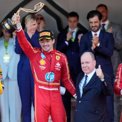 Der Ferrari-Pilot Charles Leclerc feiert nach seinem Heimsieg mit Fürst Albert II. von Monaco auf dem Podium.