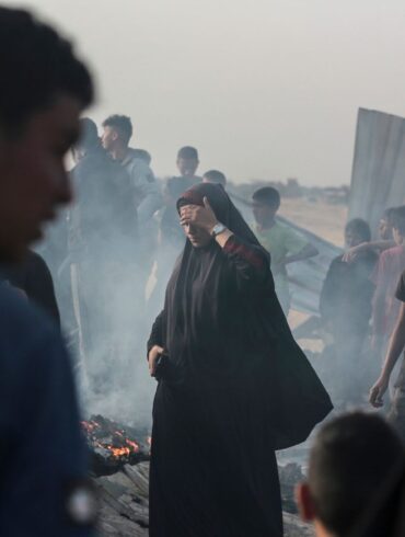 Trauernde Palästinenser und Palästinenserinnen am Ort der Zerstörung nach einem israelischen Luftangriff auf ein Flüchtlingslager in Rafah.