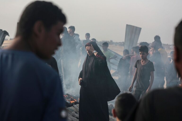 Trauernde Palästinenser und Palästinenserinnen am Ort der Zerstörung nach einem israelischen Luftangriff auf ein Flüchtlingslager in Rafah.