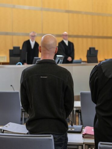 Der Angeklagte (l, vorne) neben seinem Anwalt Marvin Schroth (r) im Gerichtssaal in Düsseldorf.