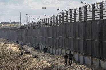Palästinenser stehen nahe der Grenze zwischen dem Gazastreifen und Ägypten (Archivbild).
