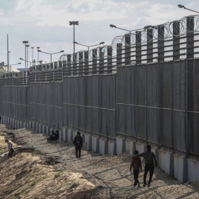 Palästinenser stehen nahe der Grenze zwischen dem Gazastreifen und Ägypten (Archivbild).