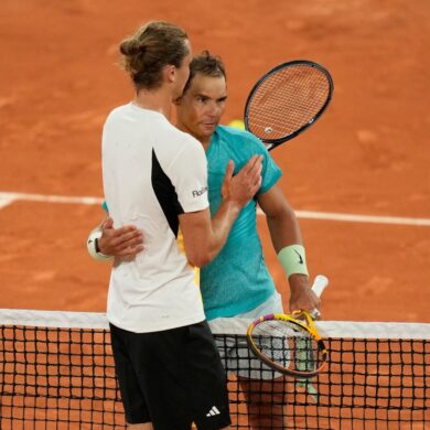 Nach dem Match umarmte Alexander Zverev (l) Rafael Nadal.