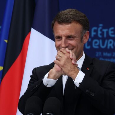 Emmanuel Macron nach seiner Rede auf dem Dresdener Neumarkt vor der Frauenkirche.
