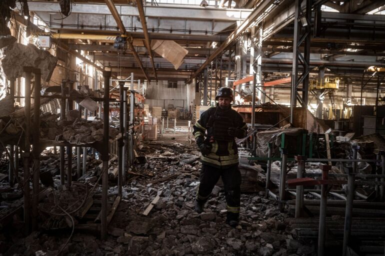 Die russische Armee hat ein Industriegebiet in Charkiw bombadiert.