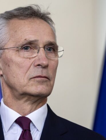 Nato-Generalsekretär Jens Stoltenberg hat Forderungen nach einer Aufhebung bestehender Beschränkungen für ukrainische Angriffe erneuert.
