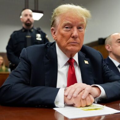 Trump versucht die Anschuldigungen in einen persönlichen Vorteil umzumünzen und seine Anhängerschaft zu mobilisieren, indem er sich als Opfer einer politisch motivierten Justiz inszeniert.