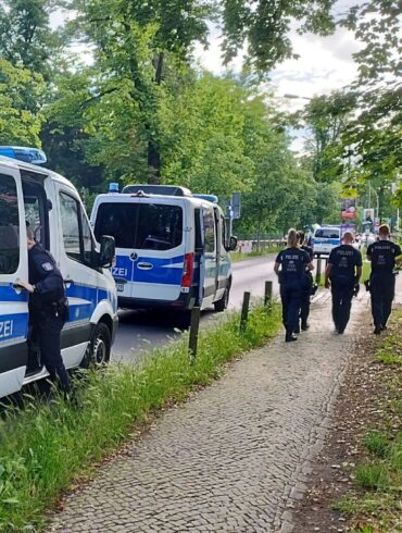 Nach einer Gewalttat in einer Flüchtlingsunterkunft in Potsdam ist die Polizei auf der Suche nach dem Täter.