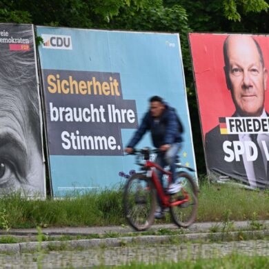 Wahlplakate verschiedener Parteien im Stadtteil Sachsenhausen in Frankfurt am Main.