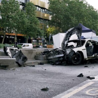 Das Wrack eines Autos steht nach einem Unfall auf der Tauentzienstraße.