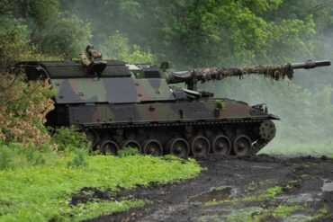 Eine deutsche Panzerhaubitze 2000 der ukrainischen Armee steht an der Frontlinie in der Nähe von Bachmut.